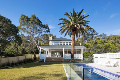 シドニーにある巨大なトランジショナルスタイルのおしゃれな家の外観 (混合材サイディング) の写真