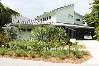 Foto de fachada verde contemporánea de dos plantas