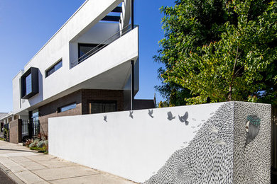 Foto de fachada blanca moderna pequeña de dos plantas con revestimiento de ladrillo