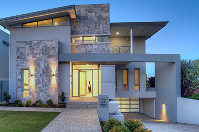 Идея дизайна: большой, трехэтажный, серый частный загородный дом в стиле модернизм с облицовкой из цементной штукатурки, плоской крышей и металлической крышей