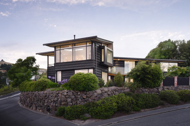 Свежая идея для дизайна: двухэтажный частный загородный дом в стиле модернизм - отличное фото интерьера