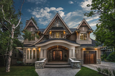 Aménagement d'une façade de maison marron à un étage avec un revêtement mixte, un toit à quatre pans et un toit en shingle.