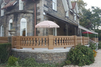 ボルチモアにあるミッドセンチュリースタイルのおしゃれな家の外観の写真
