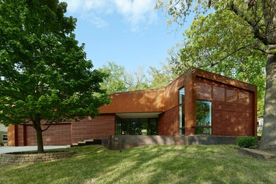 Diseño de fachada de casa marrón contemporánea de una planta con revestimientos combinados y tejado de un solo tendido