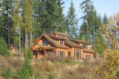 Diseño de fachada marrón de estilo americano de tamaño medio de dos plantas con revestimiento de piedra y tejado de un solo tendido