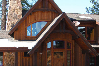 Diseño de fachada de casa marrón de estilo americano grande de dos plantas con tejado a dos aguas, tejado de teja de madera y revestimientos combinados