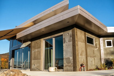 Immagine della facciata di una casa moderna a due piani di medie dimensioni con rivestimento in cemento