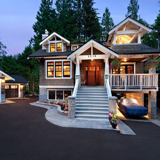 Imagen de fachada marrón, de estilo americano, grande, de tres plantas, con revestimiento de madera y tejado a cuatro aguas