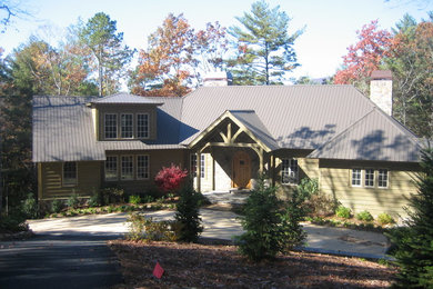 Cette photo montre une façade de maison verte en bois de taille moyenne et de plain-pied.