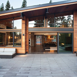 Idee per la facciata di una casa contemporanea con rivestimento in legno