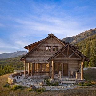 Idée de décoration pour une façade en bois chalet de taille moyenne et à un étage.