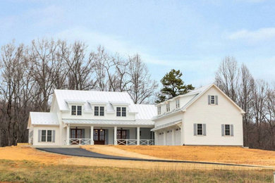 Imagen de fachada de casa blanca de estilo de casa de campo con revestimiento de aglomerado de cemento y tejado de metal