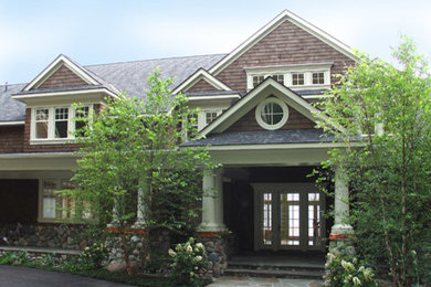 Immagine della facciata di una casa marrone classica a due piani di medie dimensioni con rivestimento in legno