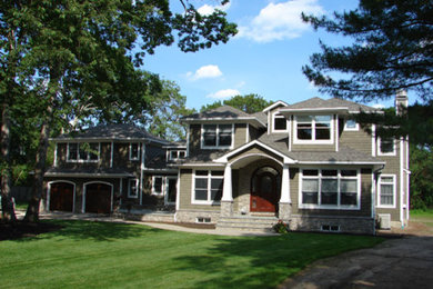 Mittelgroße, Zweistöckige Klassische Holzfassade Haus mit grauer Fassadenfarbe in Grand Rapids
