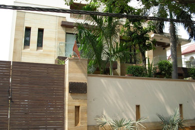 Design ideas for a contemporary house exterior in Delhi.