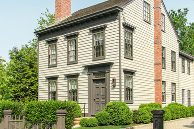 Zweistöckiges Klassisches Einfamilienhaus mit grauer Fassadenfarbe, Satteldach und Schindeldach in New York