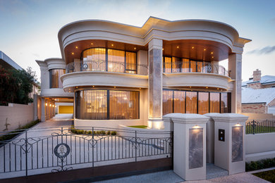 Стильный дизайн: большой, двухэтажный, бежевый дом в классическом стиле с облицовкой из камня - последний тренд