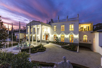 Geräumiges, Zweistöckiges Mid-Century Einfamilienhaus mit Betonfassade, weißer Fassadenfarbe, Satteldach und Ziegeldach in Gold Coast - Tweed