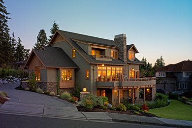 シアトルにある高級なトラディショナルスタイルのおしゃれな家の外観 (混合材サイディング、緑の外壁) の写真