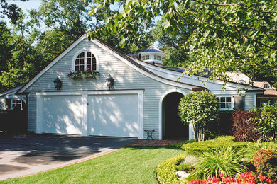 Diseño de fachada de casa blanca tradicional grande de dos plantas con revestimiento de madera, tejado a dos aguas y tejado de teja de madera