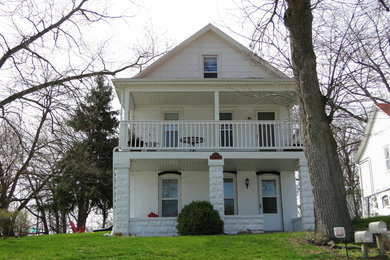Zweistöckiges Stilmix Haus mit weißer Fassadenfarbe in Chicago