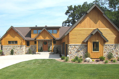 Foto de fachada de casa rural grande de dos plantas con revestimientos combinados