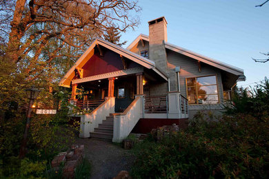 Zweistöckiges Uriges Haus mit Mix-Fassade, bunter Fassadenfarbe und Satteldach in Seattle