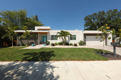 Trendy house exterior photo in Tampa