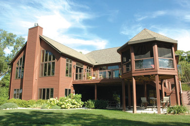 Modelo de fachada de casa marrón y marrón clásica grande de dos plantas con revestimiento de madera, tejado a dos aguas, tejado de teja de madera y tablilla