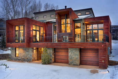 Diseño de fachada de casa marrón actual grande de tres plantas con revestimientos combinados, tejado plano y tejado de metal