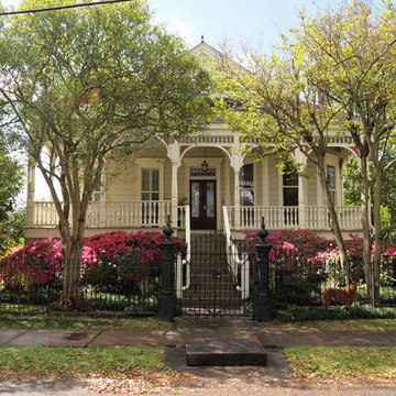 My Houzz: Art and Antiques in a Louisiana Center-Hall Cottage