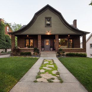 Immagine della facciata di una casa american style a due piani con rivestimenti misti