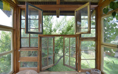 Ein Glashaus zum Meditieren – mit Wänden aus alten Fenstern