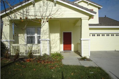 Zweistöckiges Haus mit gelber Fassadenfarbe und Vinylfassade in Sacramento