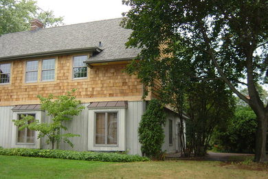 Foto de fachada gris de estilo de casa de campo grande de dos plantas con revestimientos combinados y tejado a dos aguas
