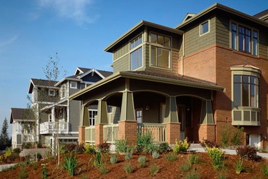 Cette image montre une grande façade de maison multicolore craftsman à un étage avec un revêtement mixte, un toit à deux pans et un toit en shingle.