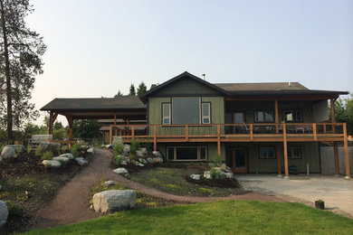 Exemple d'une façade de maison verte nature à un étage avec un revêtement mixte.