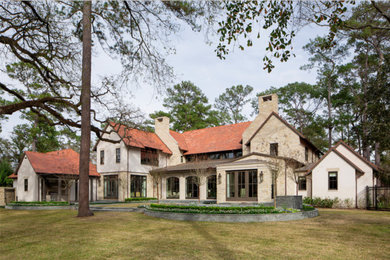 Imagen de fachada de casa multicolor tradicional de tamaño medio de dos plantas con revestimientos combinados, tejado a dos aguas y tejado de teja de madera