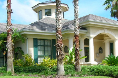 Großes, Zweistöckiges Haus mit beiger Fassadenfarbe in Tampa