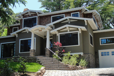 Idee per la facciata di una casa verde american style a due piani con rivestimento in stucco e tetto a capanna