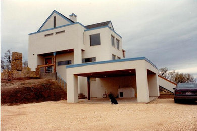На фото: большой, двухэтажный, бежевый дом с облицовкой из бетона с