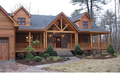 Ejemplo de fachada de casa marrón de estilo americano de tamaño medio de dos plantas con revestimientos combinados, tejado a dos aguas y tejado de teja de madera