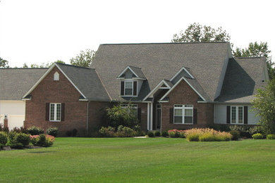 Diseño de fachada de casa blanca clásica de tamaño medio de dos plantas con revestimientos combinados, tejado a dos aguas y tejado de teja de madera