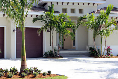 Mittelgroßes, Einstöckiges Einfamilienhaus mit Putzfassade, weißer Fassadenfarbe, Walmdach und Schindeldach in Miami
