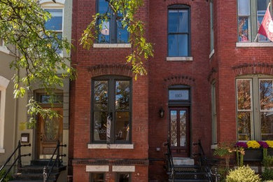 ワシントンD.C.にある小さなトラディショナルスタイルのおしゃれな家の外観 (レンガサイディング、タウンハウス) の写真