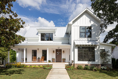 Идея дизайна: двухэтажный, деревянный, белый дом среднего размера в стиле кантри с двускатной крышей и белой крышей