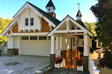 Diseño de fachada de casa multicolor de estilo americano de tamaño medio de dos plantas con revestimientos combinados, tejado a dos aguas y tejado de teja de madera