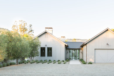 Foto de fachada de casa blanca de estilo de casa de campo de una planta con tejado a dos aguas y tejado de metal