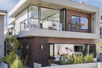 Großes, Zweistöckiges Modernes Haus mit grauer Fassadenfarbe und Flachdach in Orange County