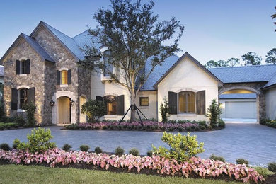 Mittelgroßes, Zweistöckiges Klassisches Einfamilienhaus mit Mix-Fassade, beiger Fassadenfarbe, Halbwalmdach und Ziegeldach in Miami